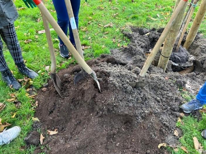 Hoop grond met scheppen