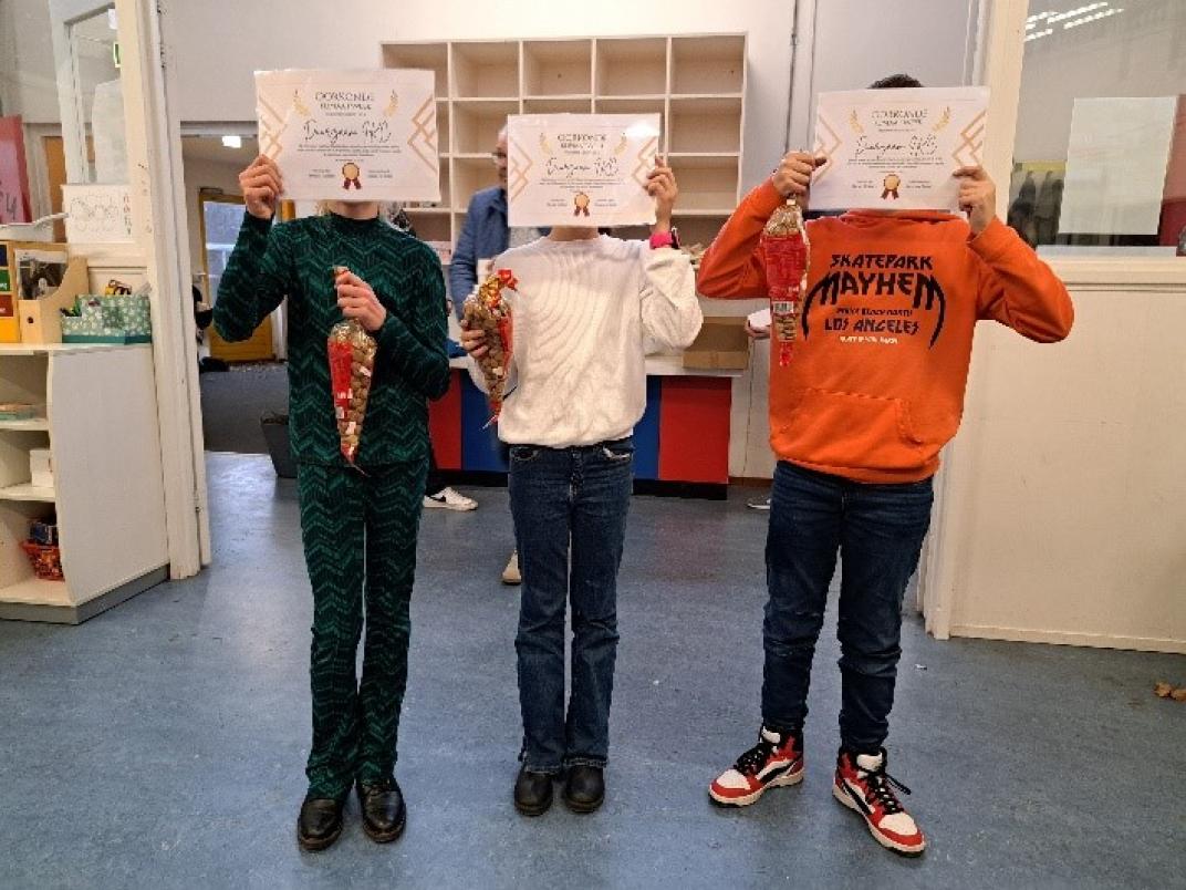 Kinderen houden tekening voor hun gezicht